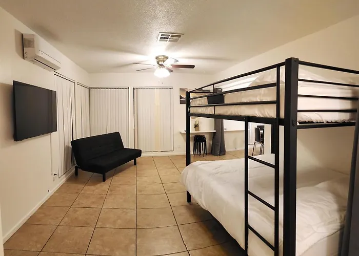 Centrally Located, 4X Queen, 300 Mbps Internet With Backyard!