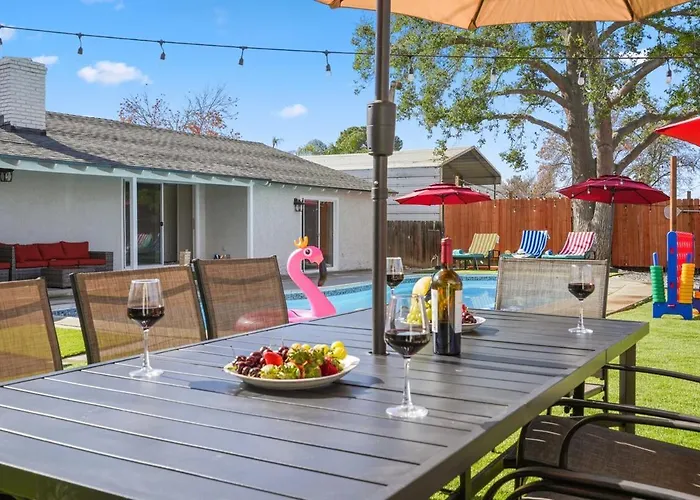 Sleeps 12 - Hot Tub - Pool - Game Room & Fire Pit!
